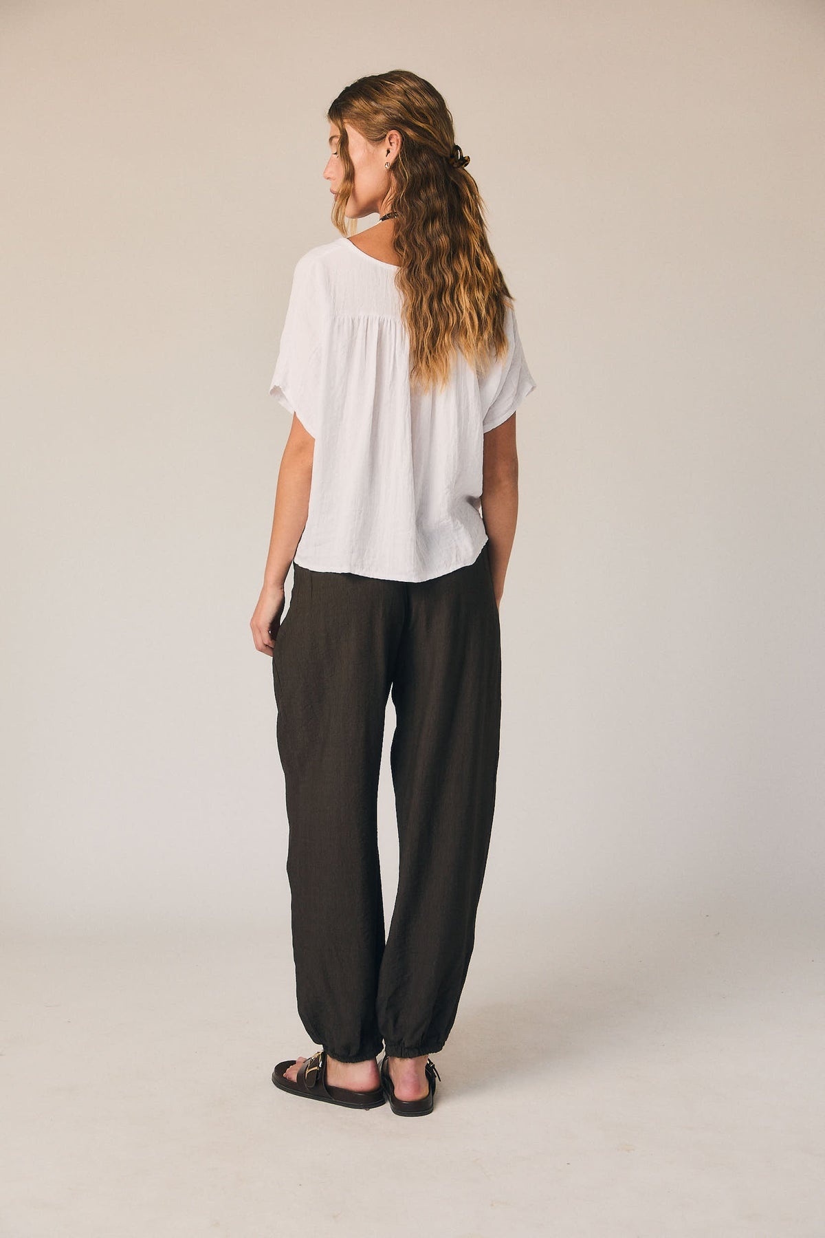 Blusa Blanca con Botones y Puntilla
