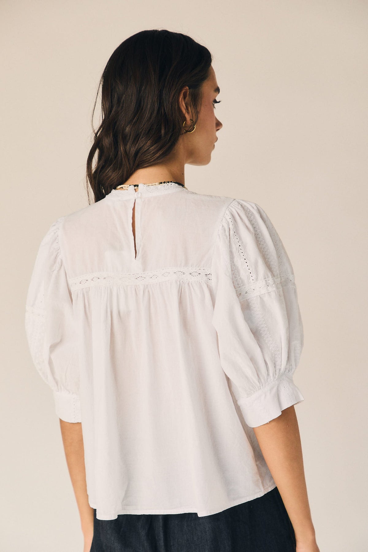 Blusa Blanca de Encaje y Jaretas