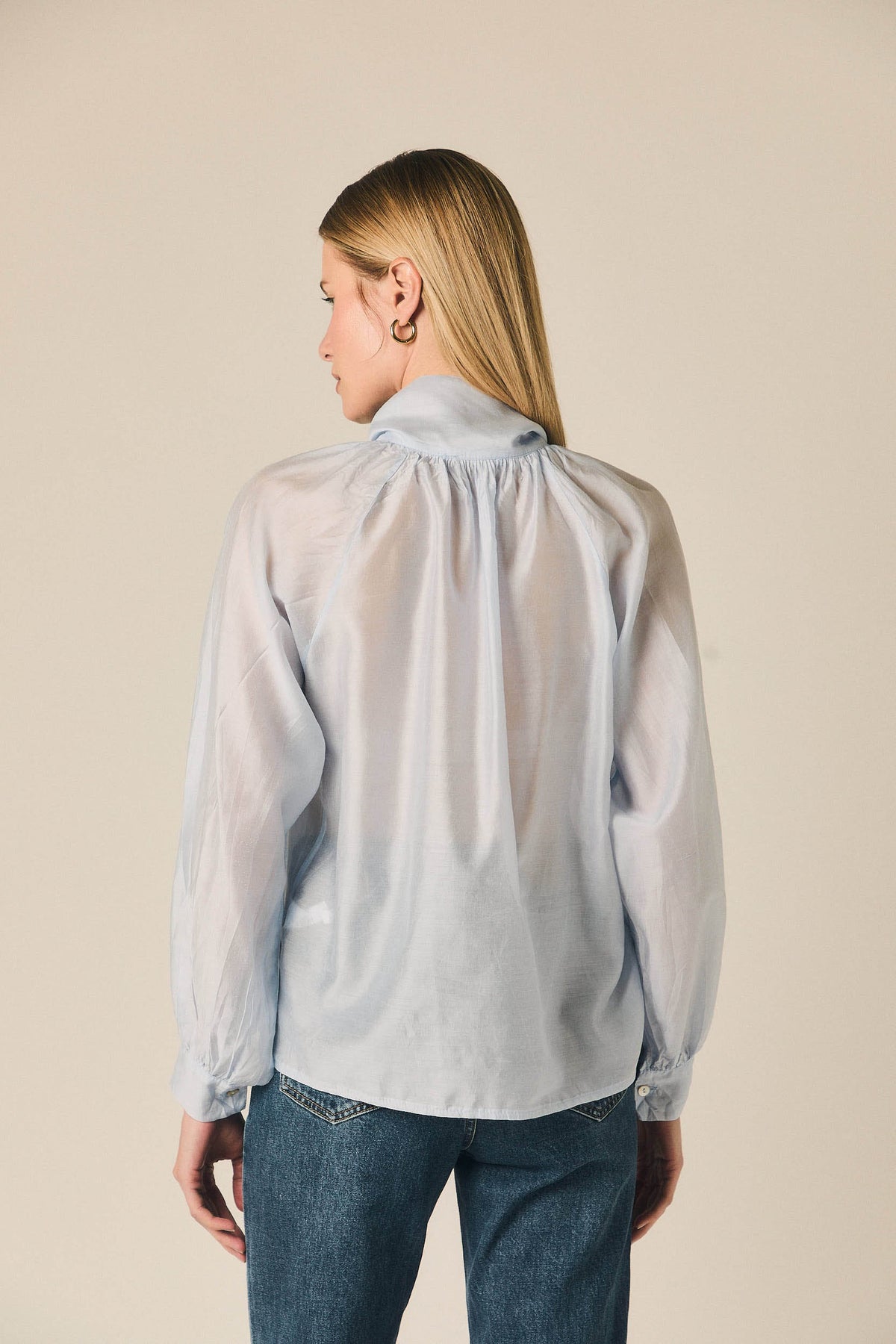 Blusa Celeste con Lazada al Cuello