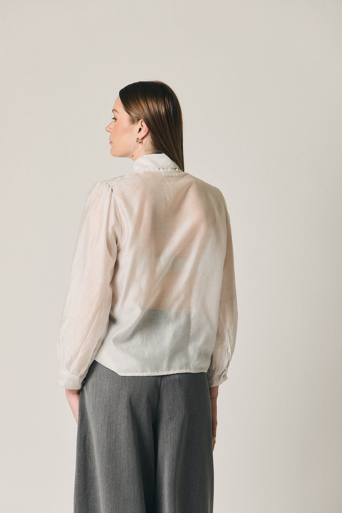 Blusa Blanca con Lazo al Cuello