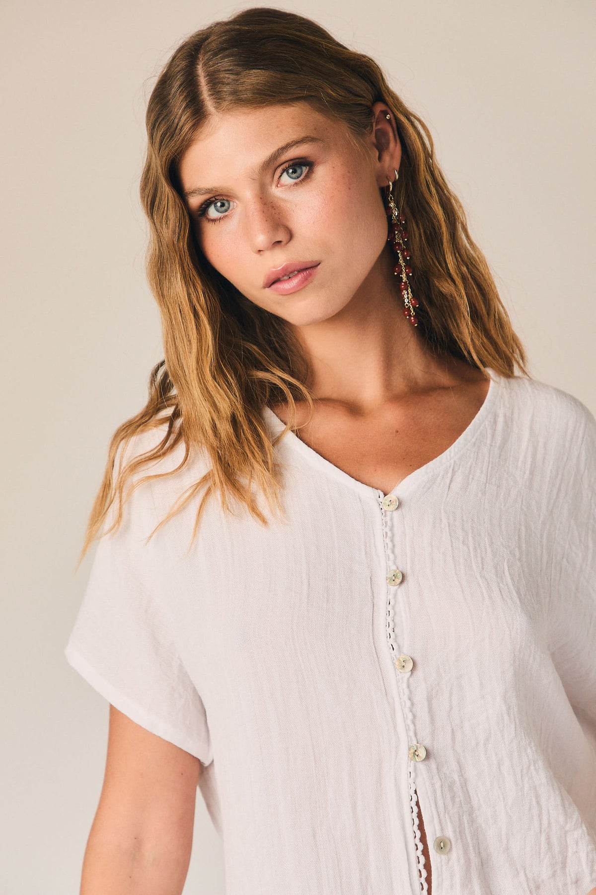 Blusa Blanca con Botones y Puntilla