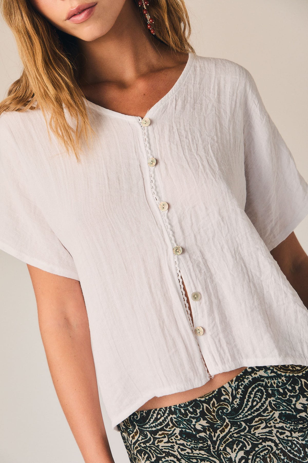 Blusa Blanca con Botones y Puntilla