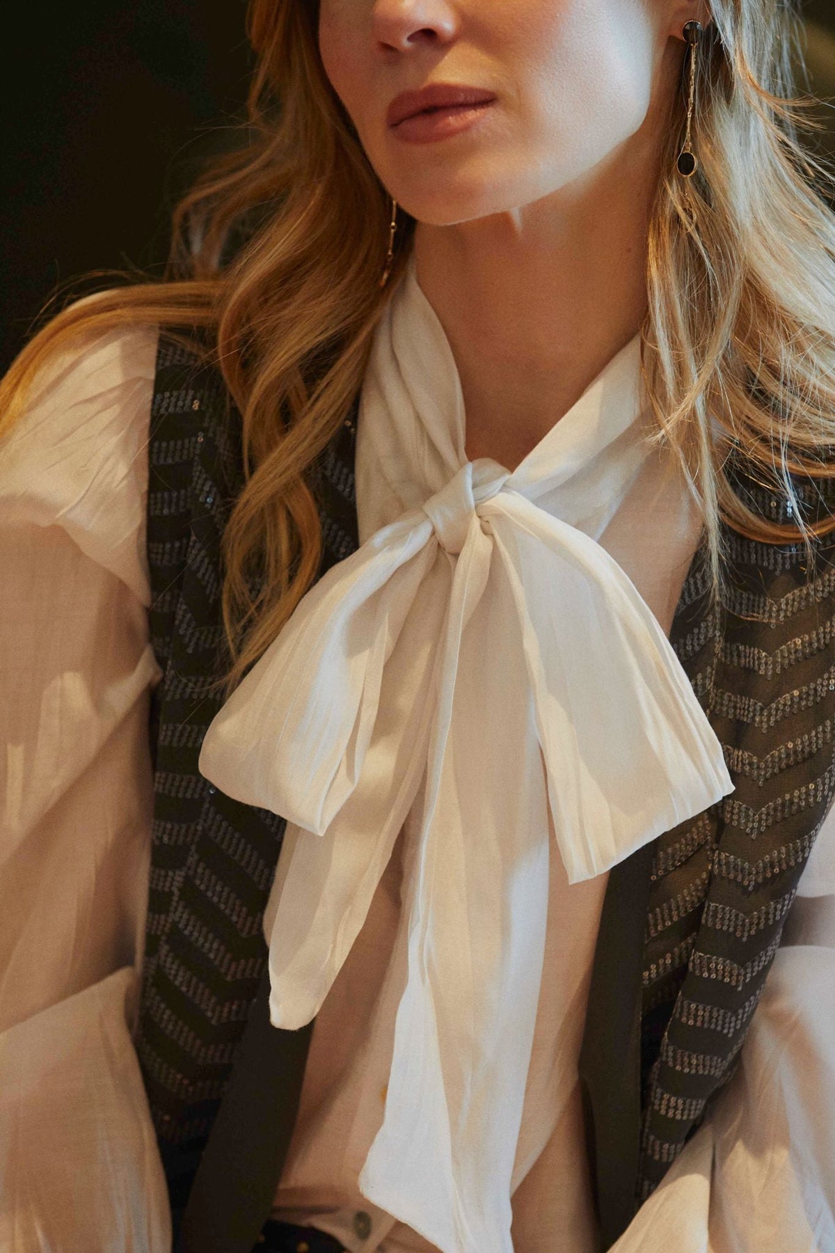 Blusa Blanca con Lazo al Cuello