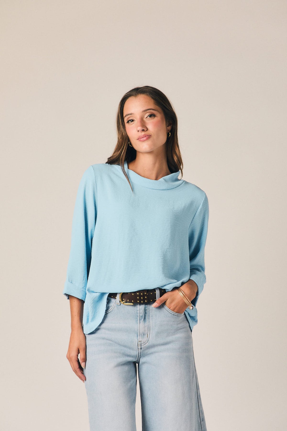 Blusa Celeste de Cuello Chimenea