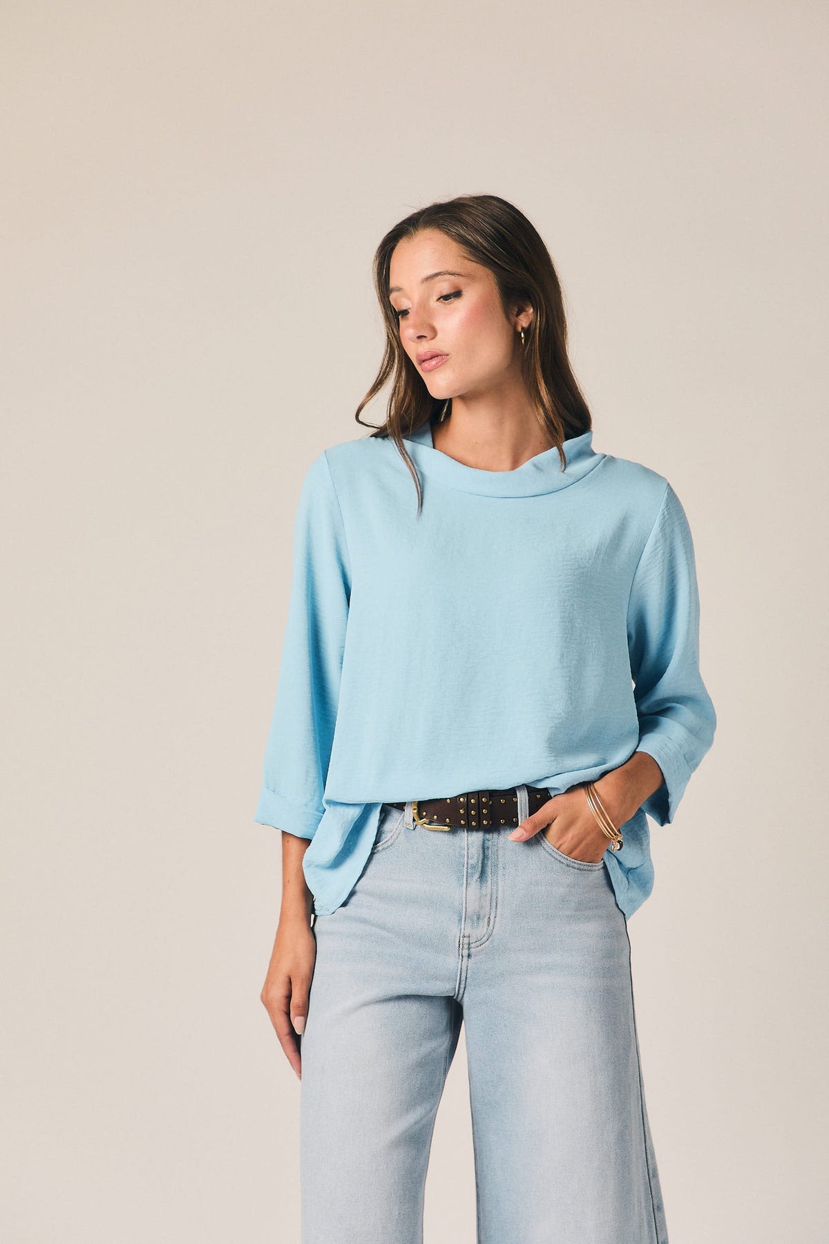 Blusa Celeste de Cuello Chimenea