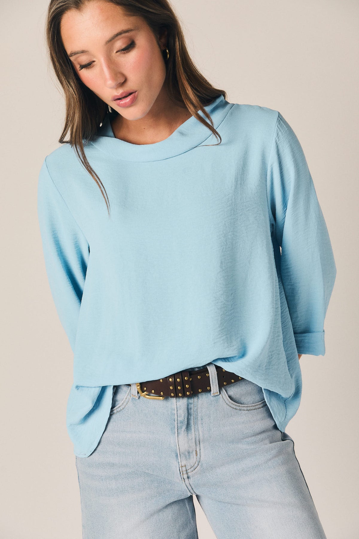 Blusa Celeste de Cuello Chimenea