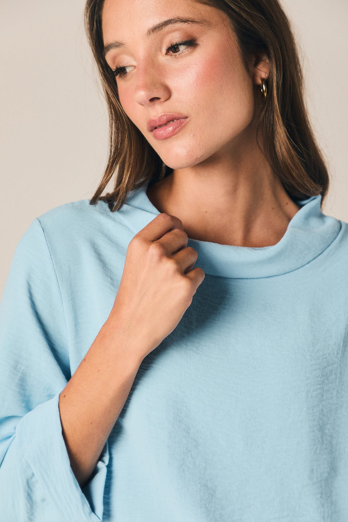 Blusa Celeste de Cuello Chimenea