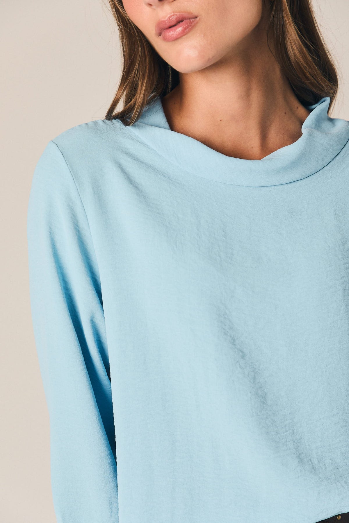 Blusa Celeste de Cuello Chimenea