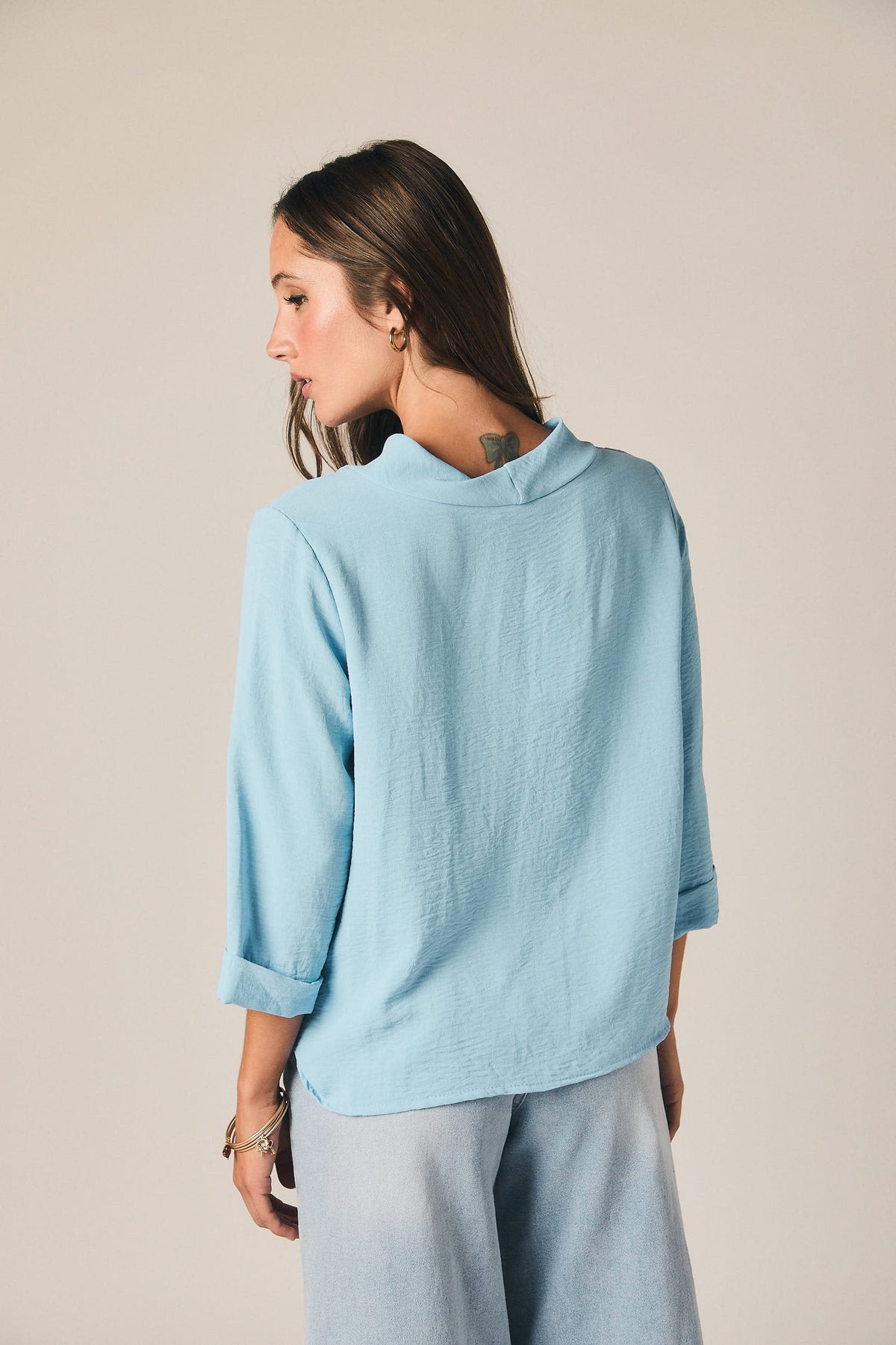 Blusa Celeste de Cuello Chimenea