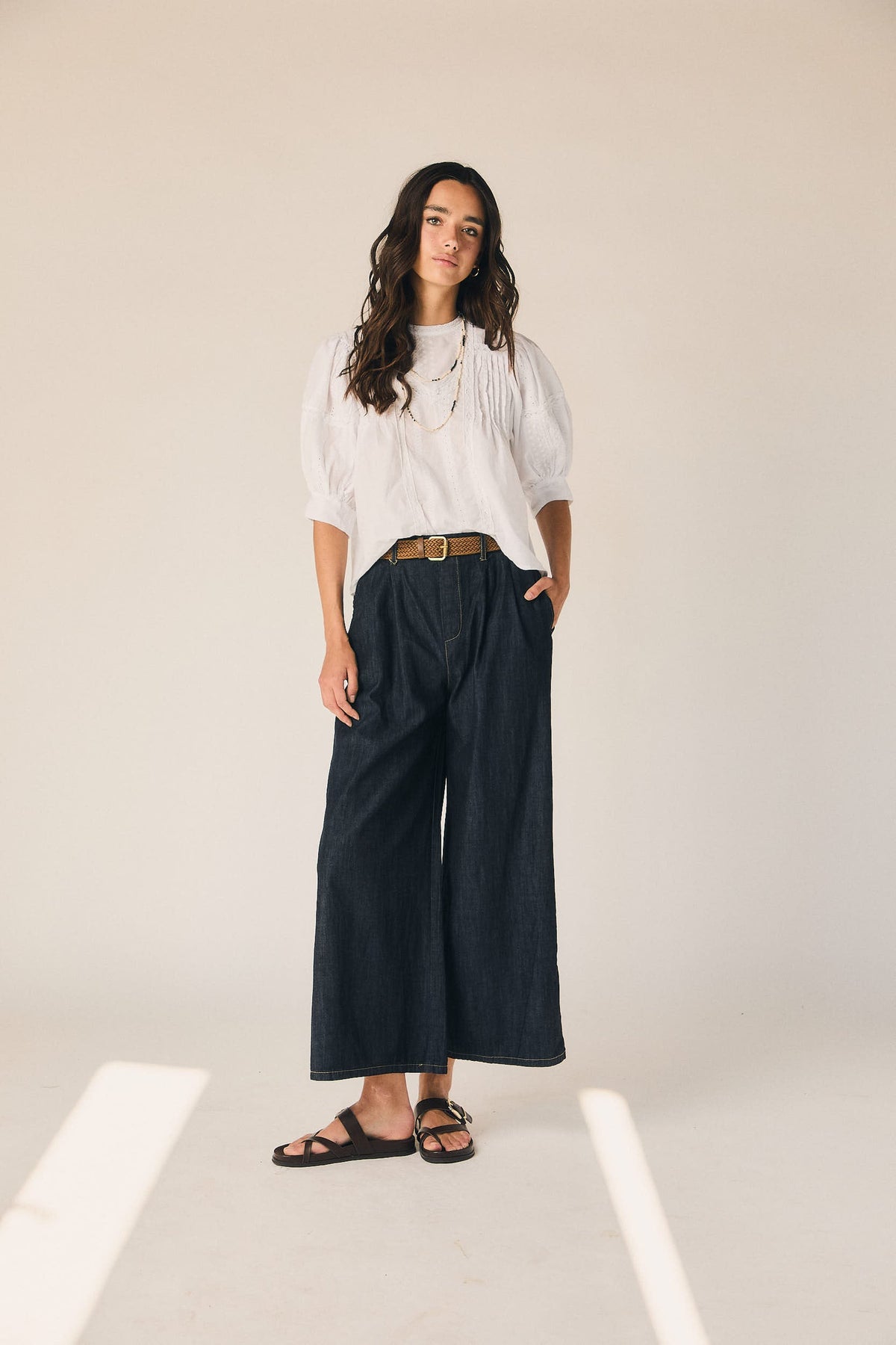 Blusa Blanca de Encaje y Jaretas