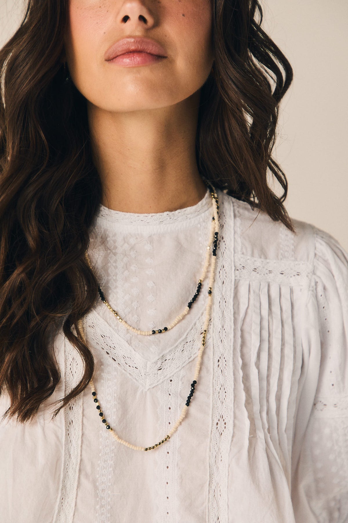 Blusa Blanca de Encaje y Jaretas
