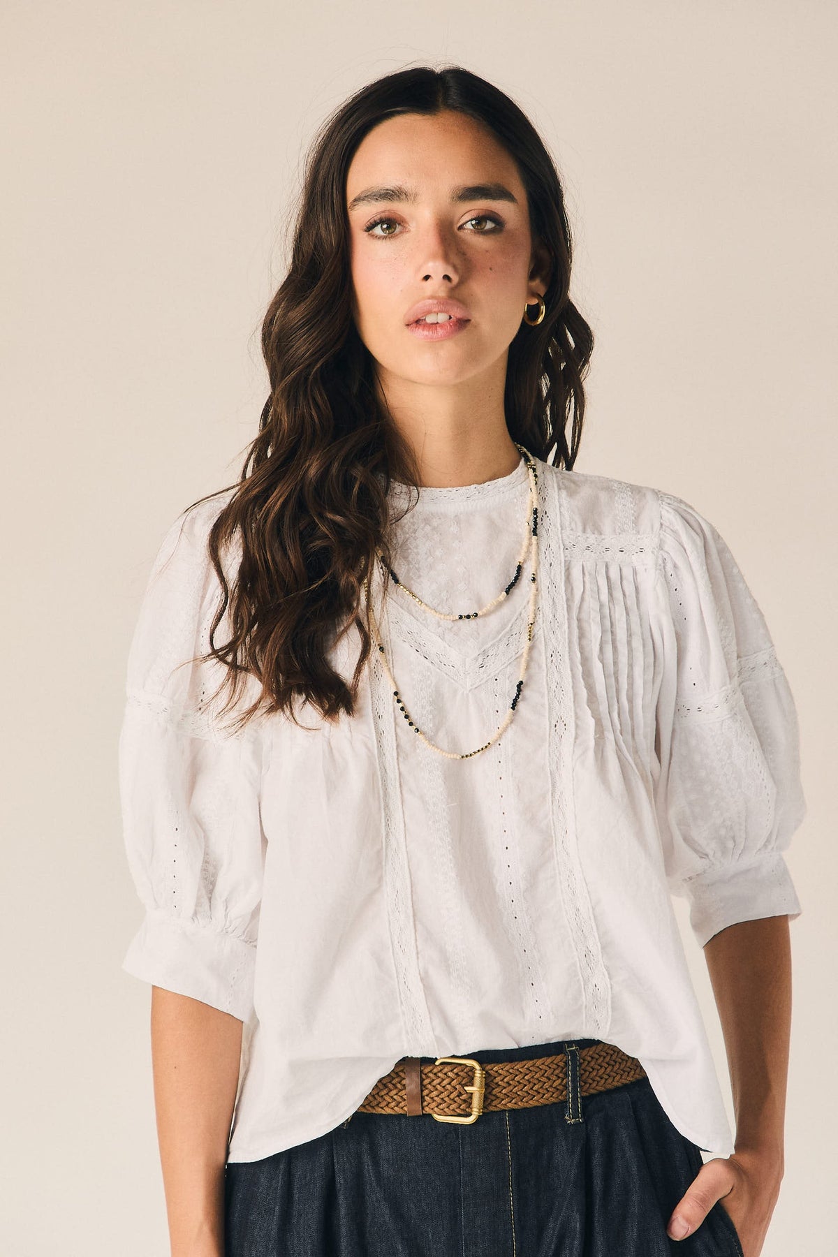 Blusa Blanca de Encaje y Jaretas