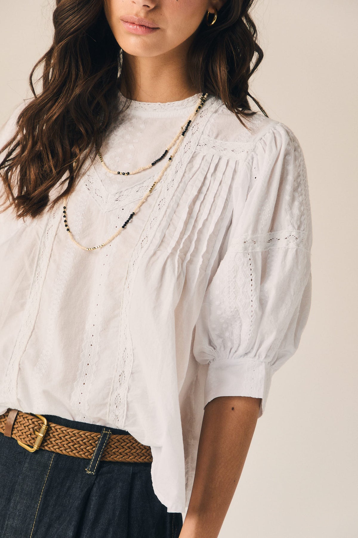 Blusa Blanca de Encaje y Jaretas