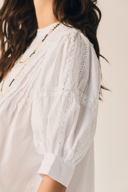 Blusa Blanca de Encaje y Jaretas