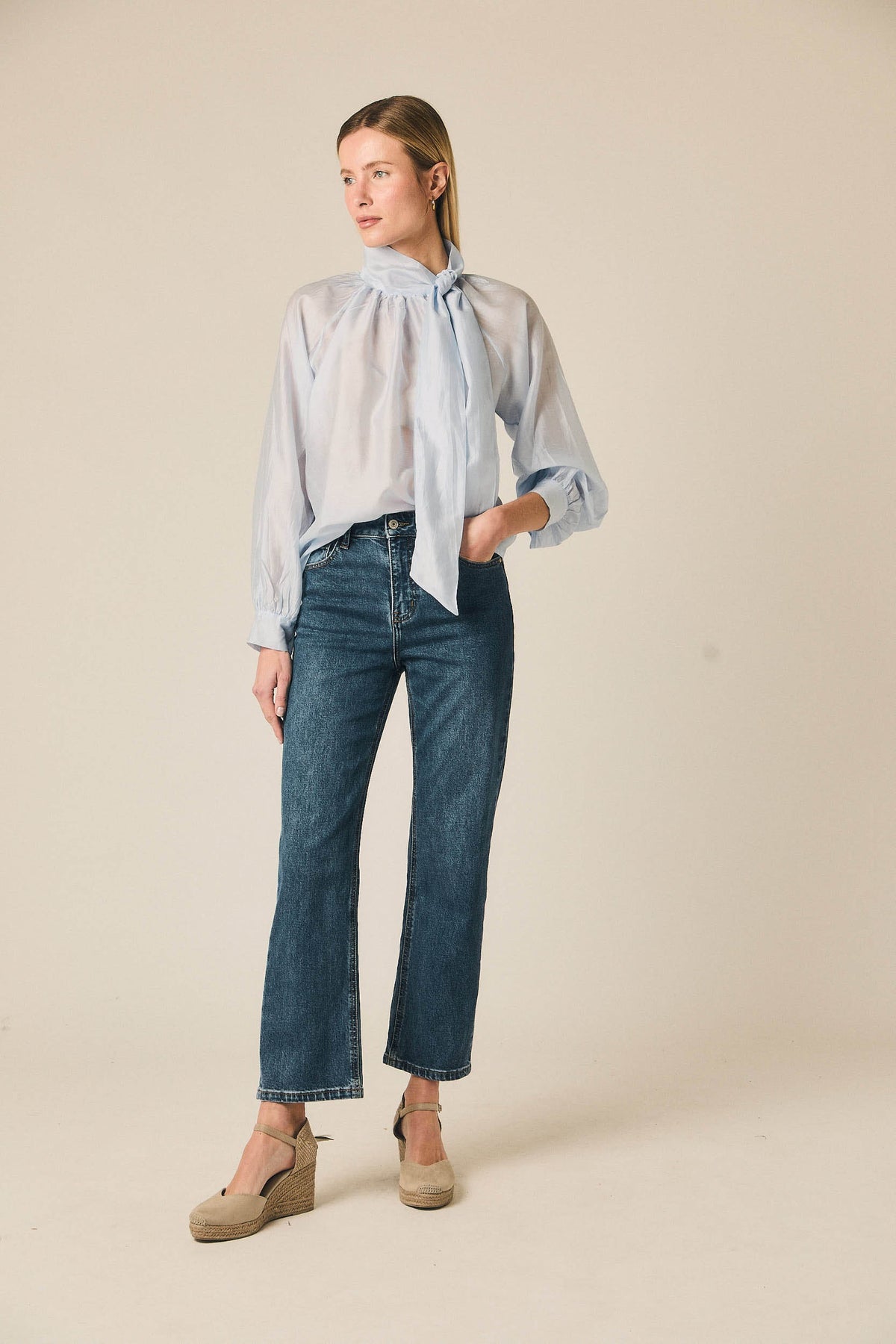 Blusa Celeste con Lazada al Cuello