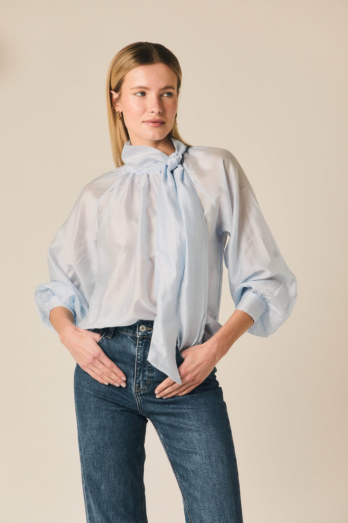 Blusa Celeste con Lazada al Cuello