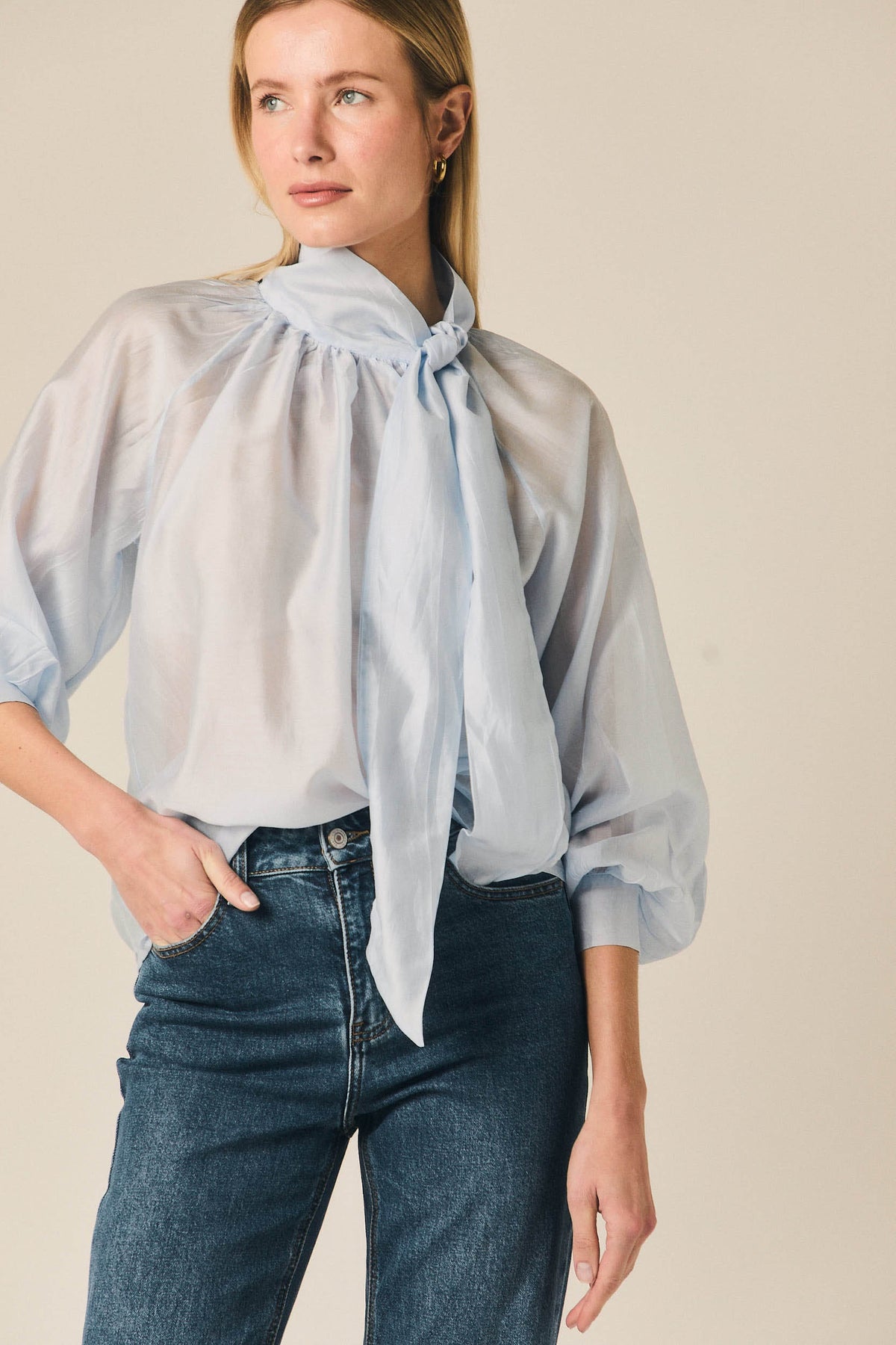 Blusa Celeste con Lazada al Cuello