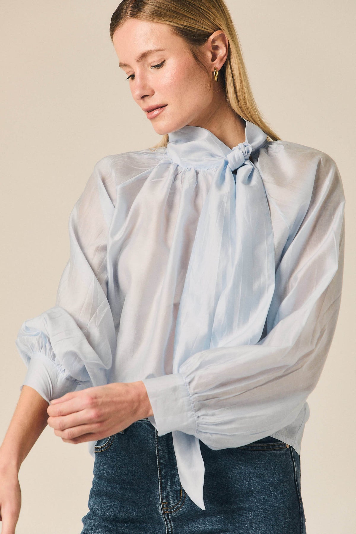 Blusa Celeste con Lazada al Cuello