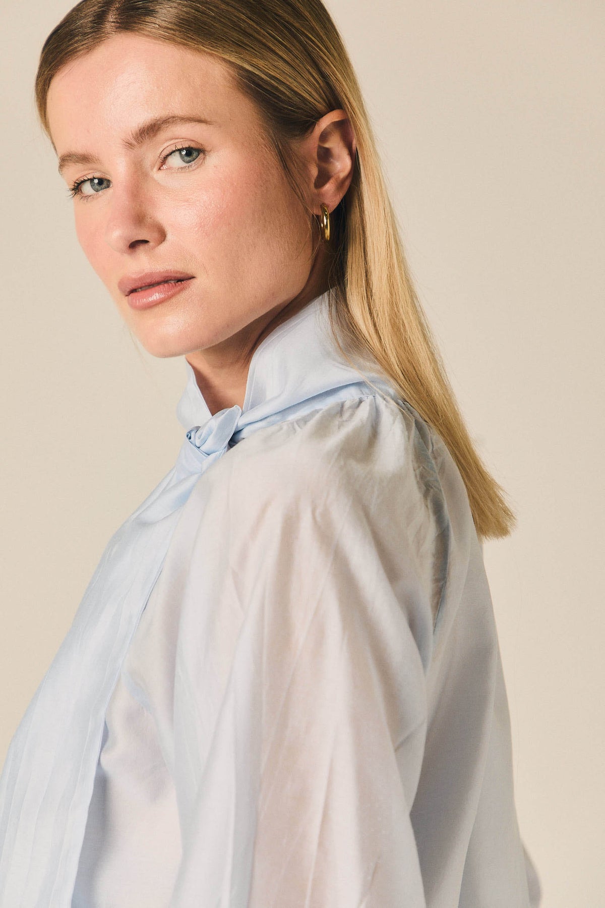 Blusa Celeste con Lazada al Cuello