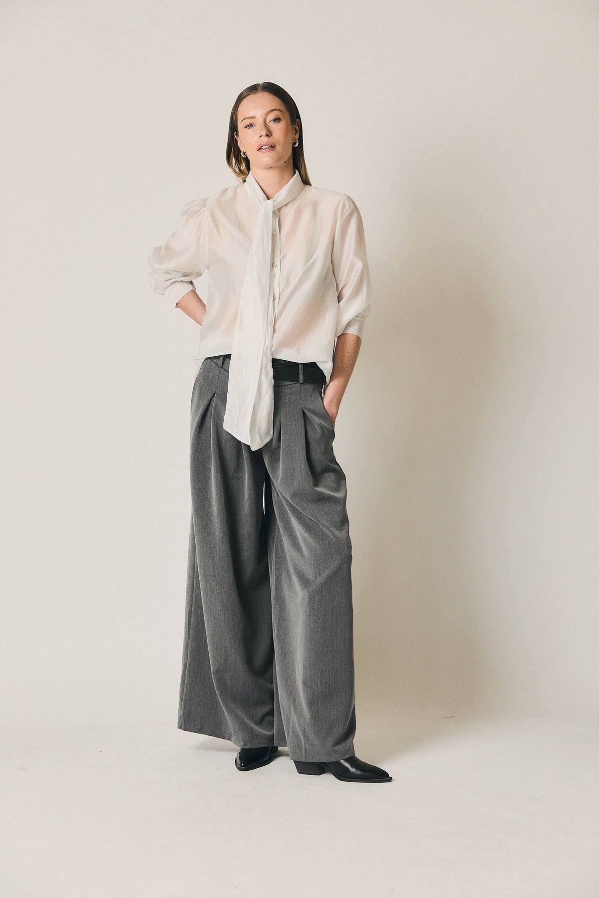 Blusa Blanca con Lazo al Cuello