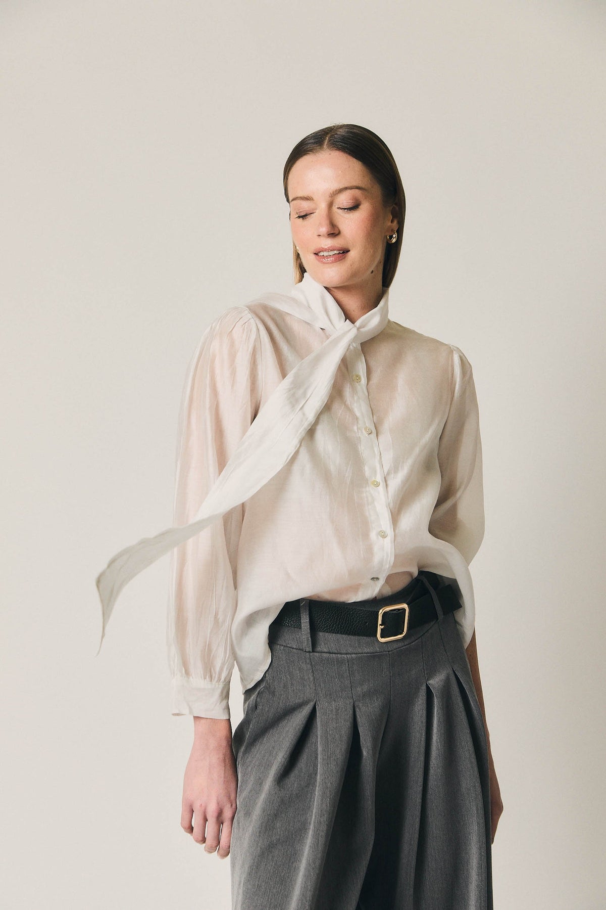 Blusa Blanca con Lazo al Cuello