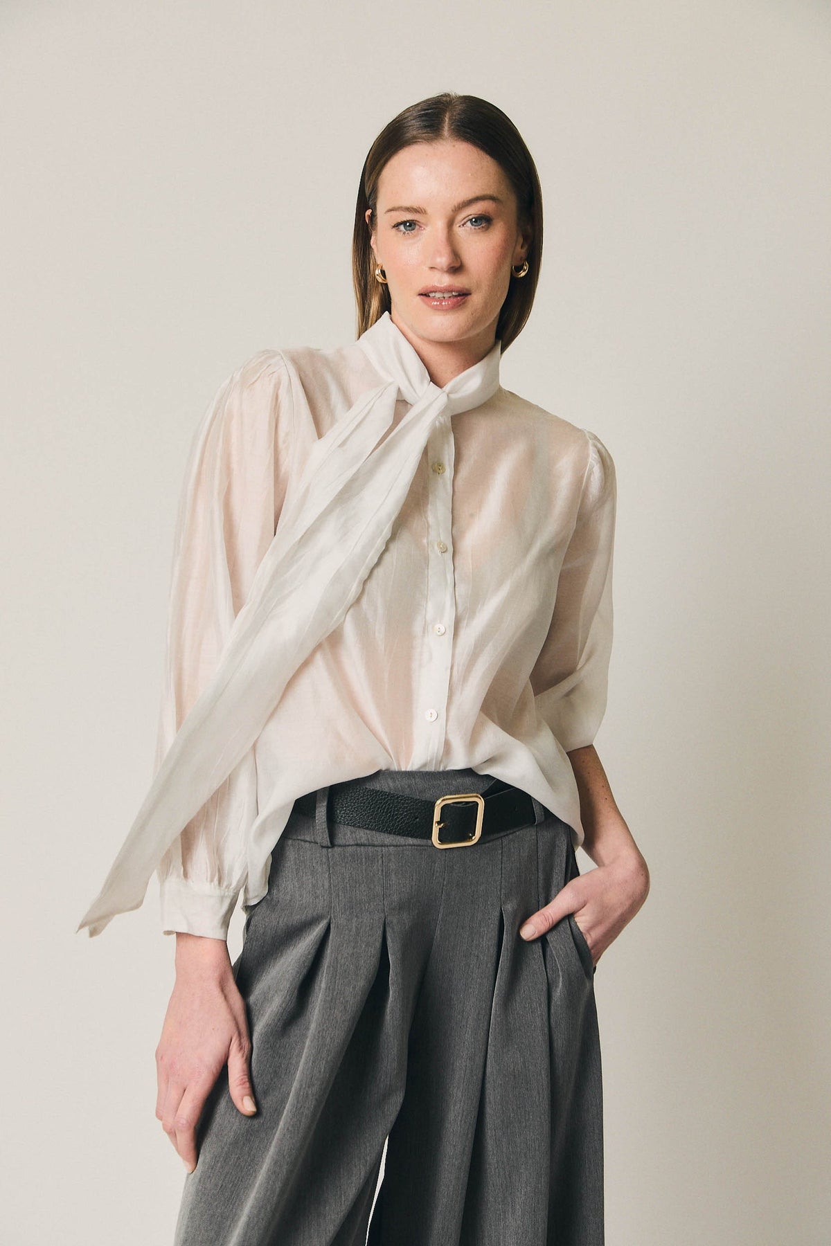 Blusa Blanca con Lazo al Cuello