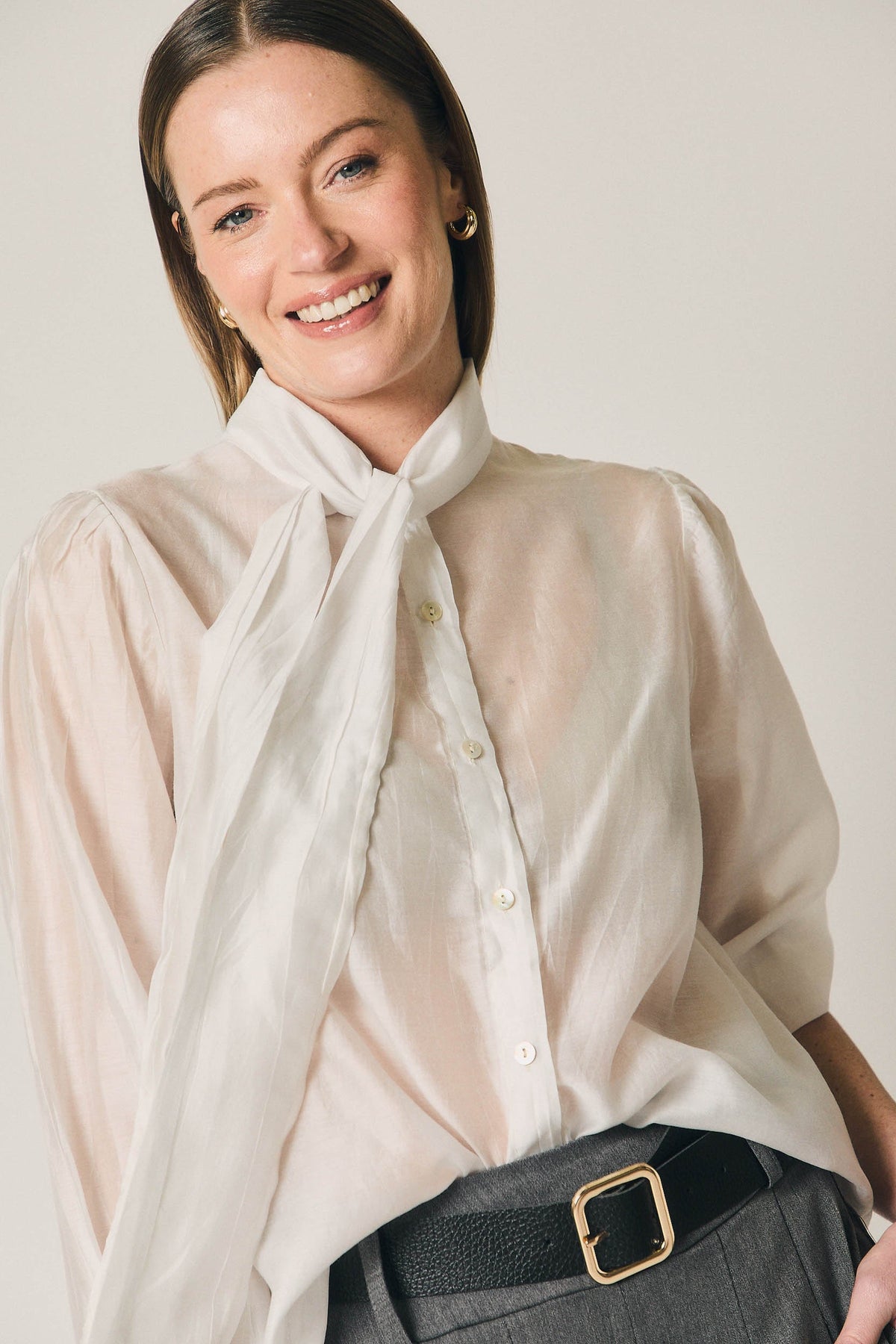 Blusa Blanca con Lazo al Cuello