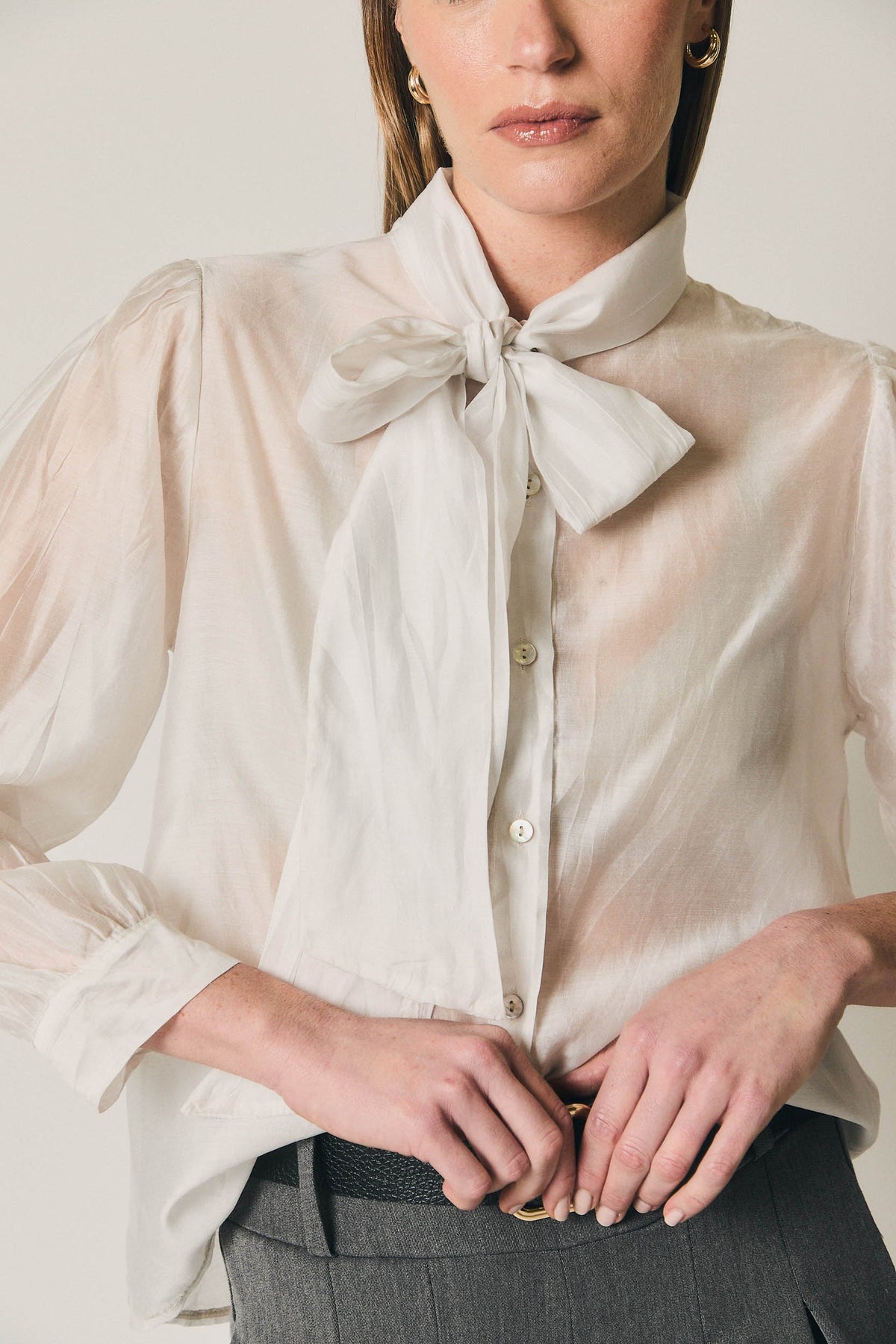 Blusa Blanca con Lazo al Cuello