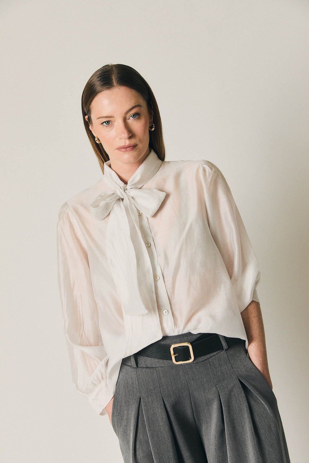 Blusa Blanca con Lazo al Cuello