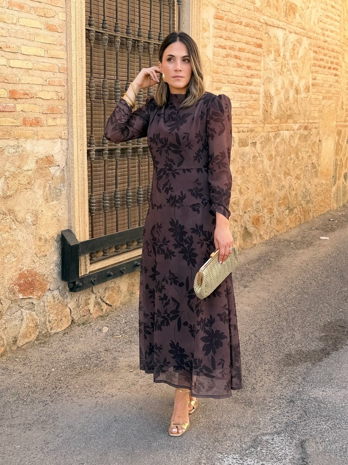 Vestido midi de gasa marrón Lipa - modelo completo