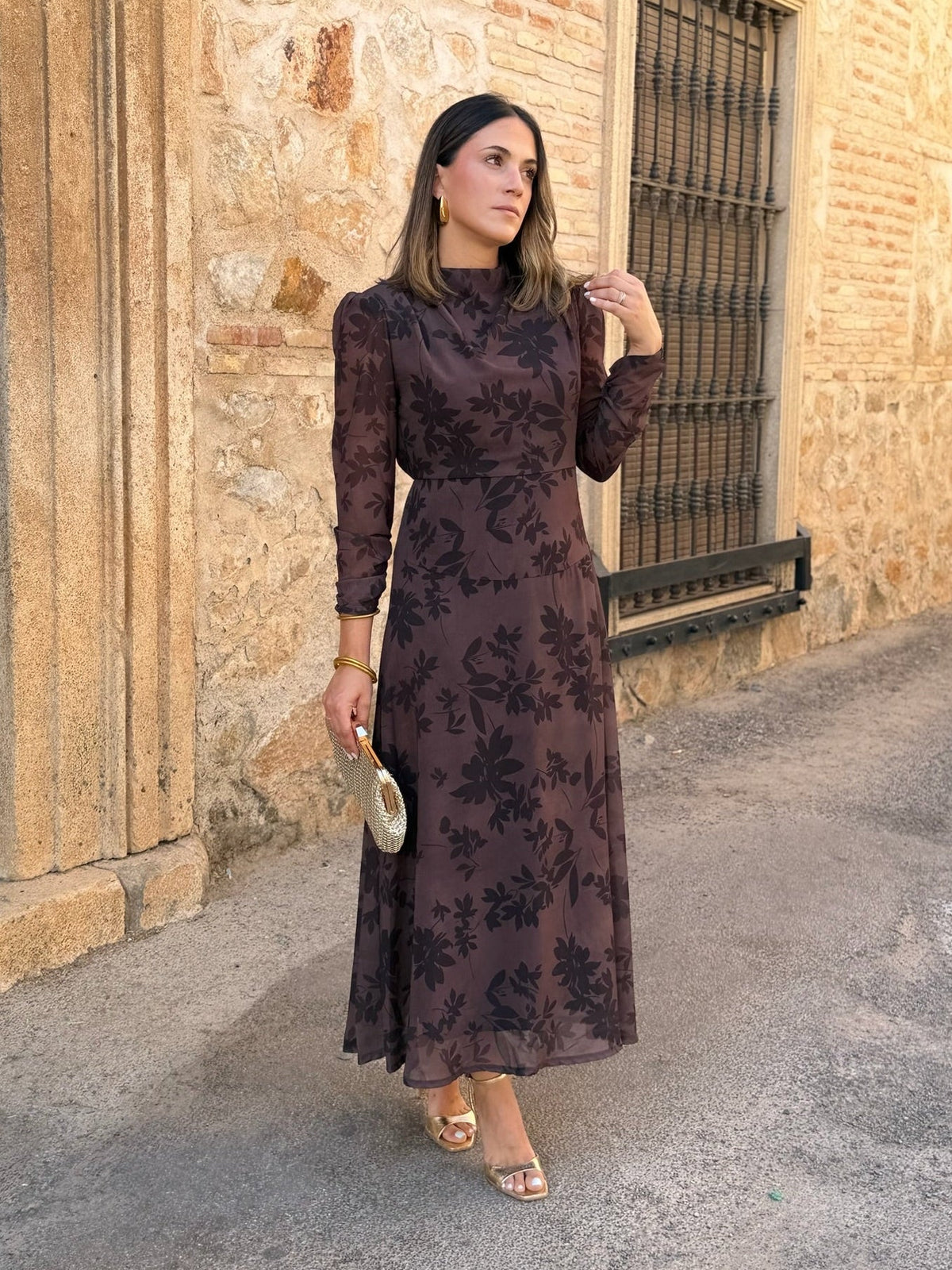 Vestido midi de gasa marrón Lipa - detalle tejido