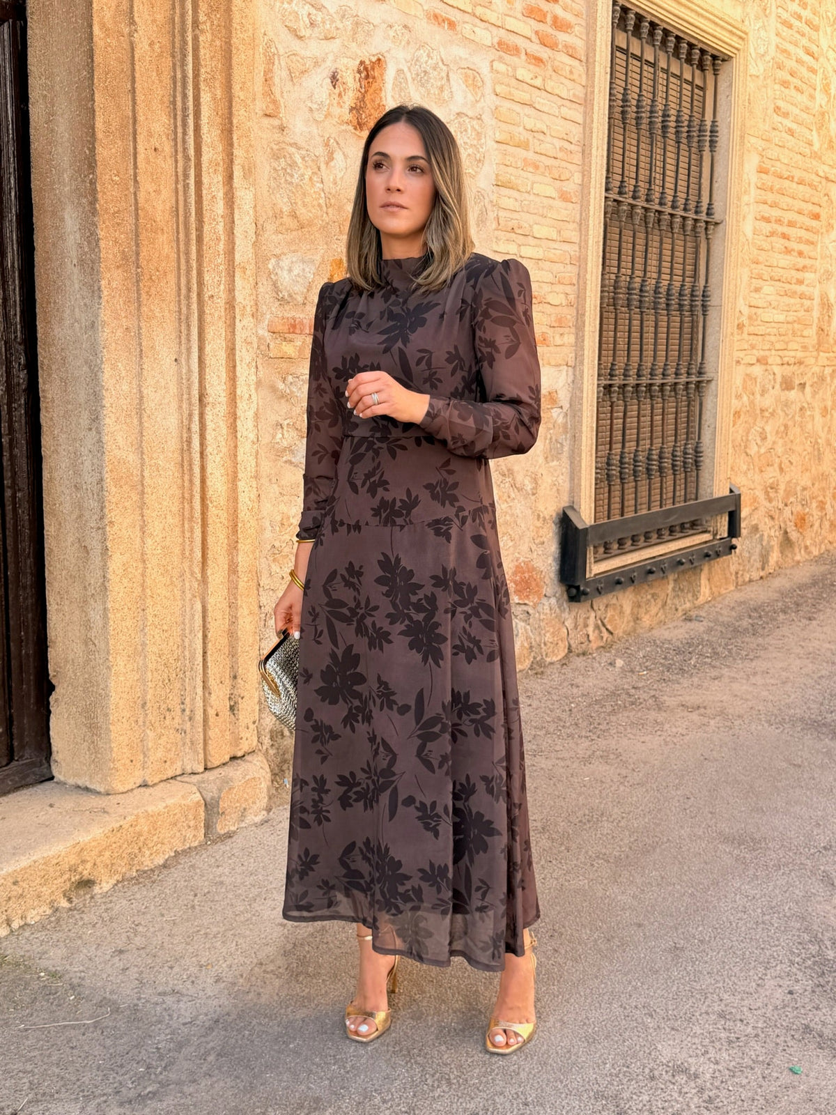 Vestido midi de gasa marrón Lipa - vista de cerca