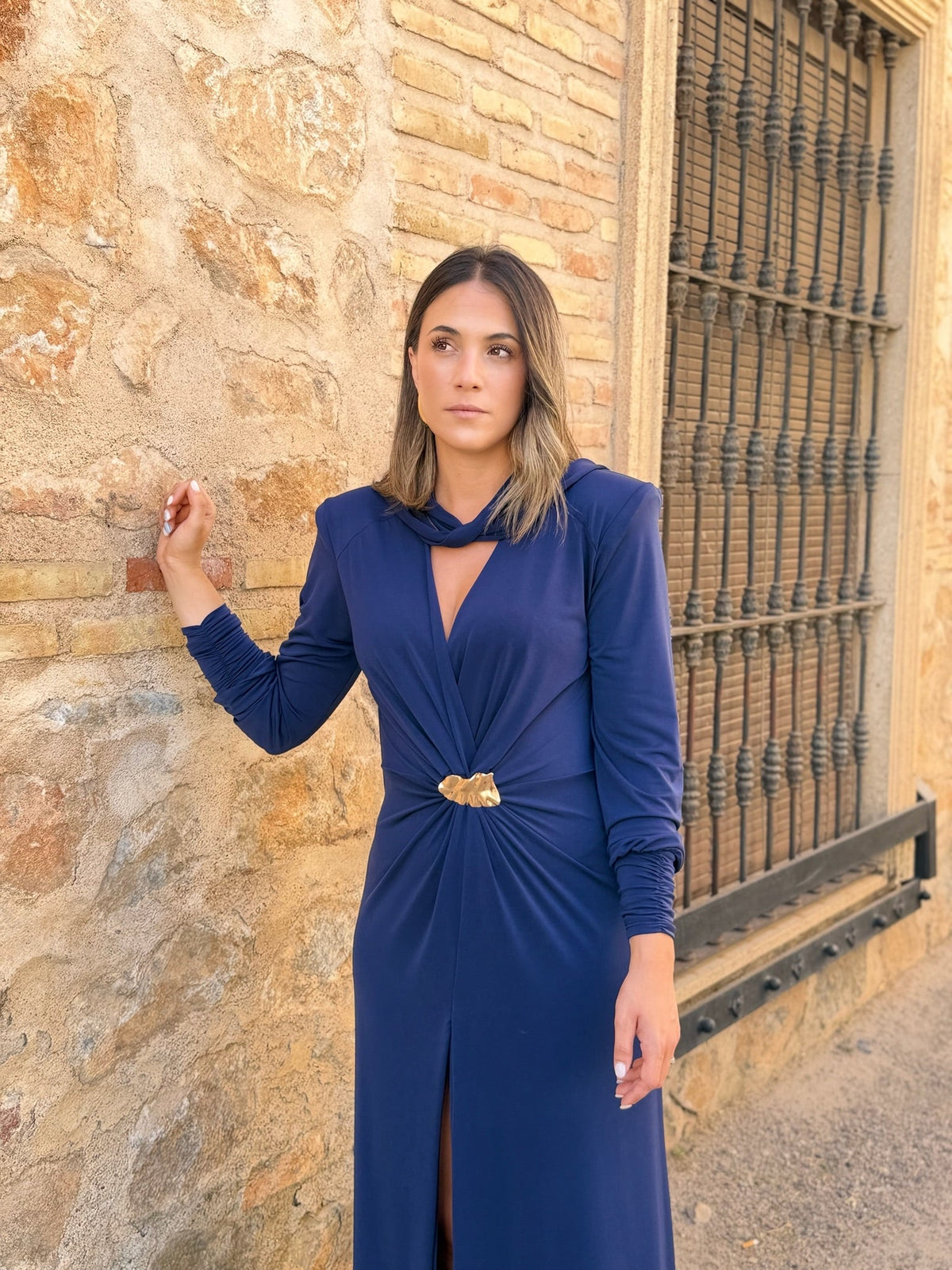 Vestido largo azul marino con broche dorado Tessa - detalle broche