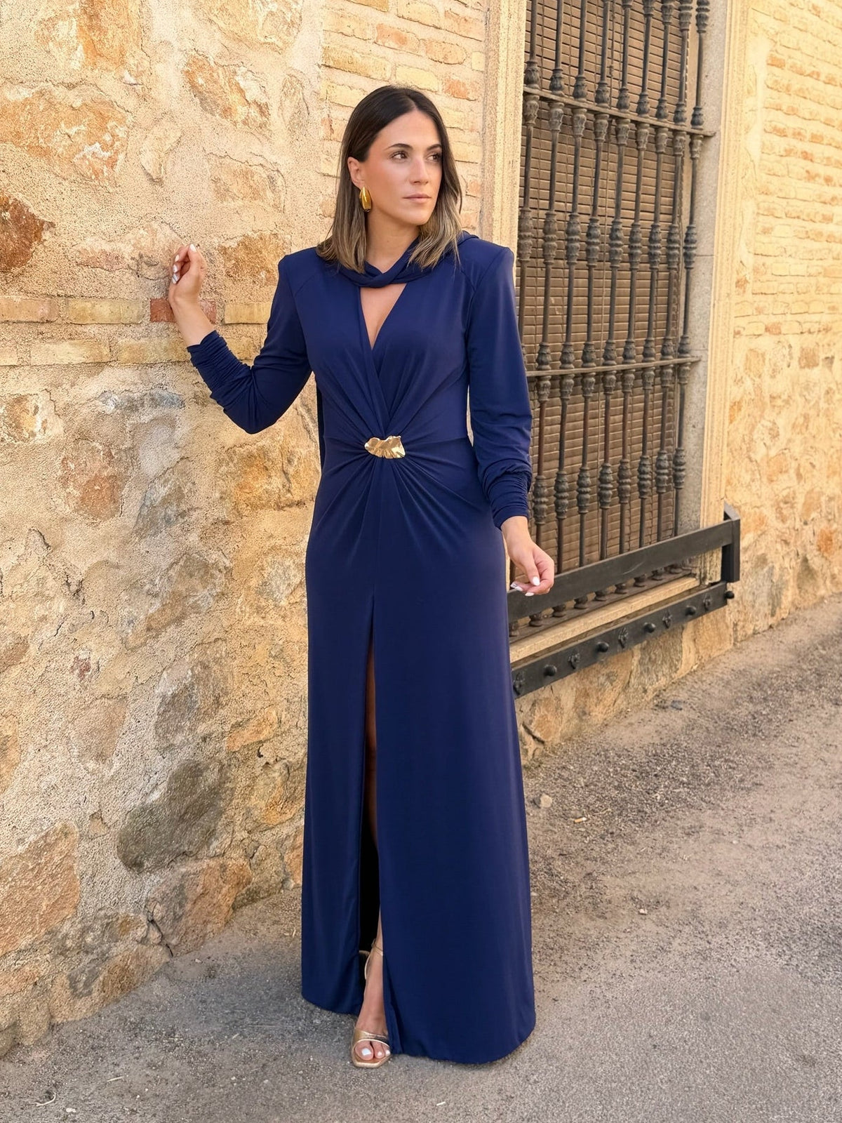 Vestido largo azul marino con broche dorado Tessa - vista frontal