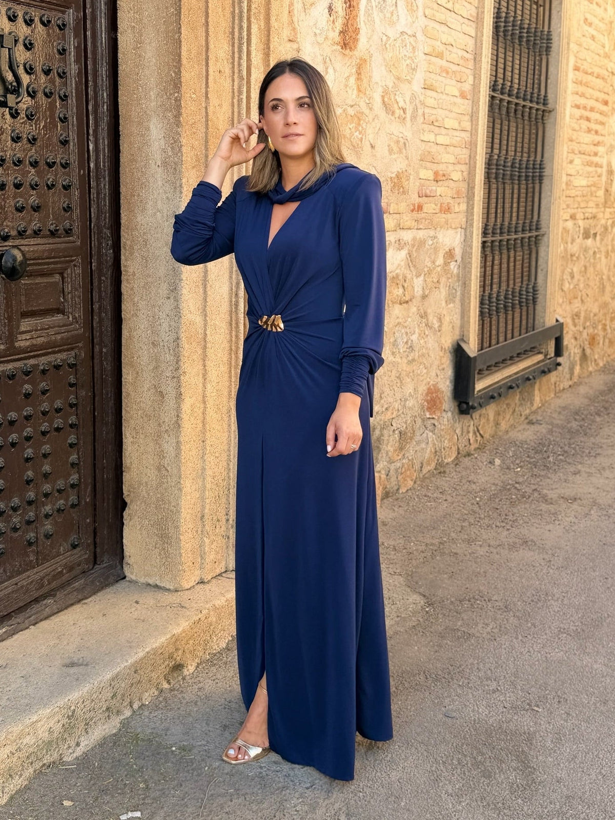 Vestido largo azul marino con broche dorado Tessa - detalle mangas