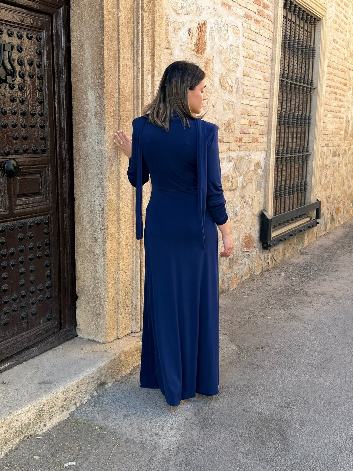 Vestido largo azul marino con broche dorado Tessa - modelo completo