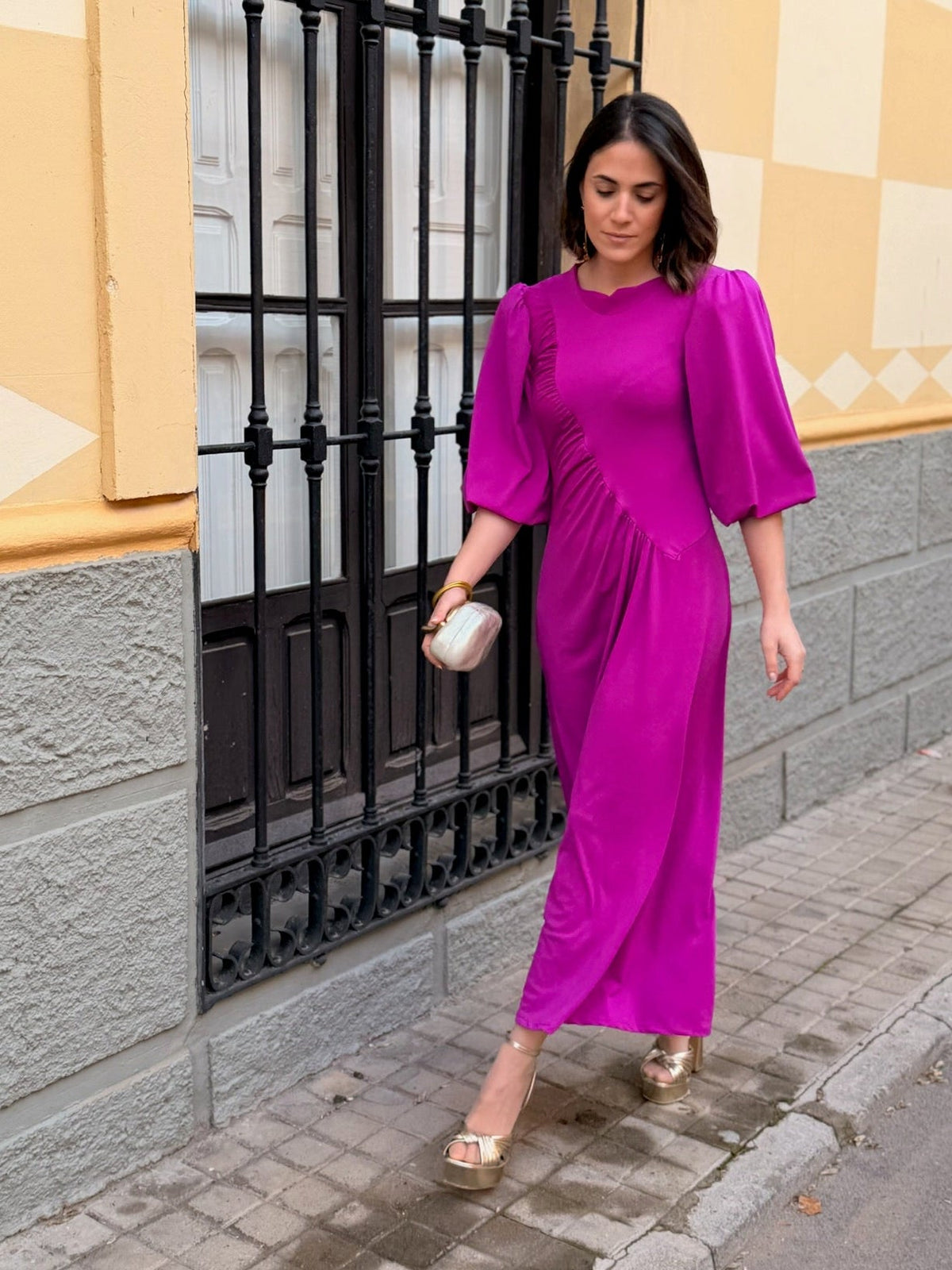 Vestido midi buganvilla con drapeado Ágata - detalle mangas abullonadas