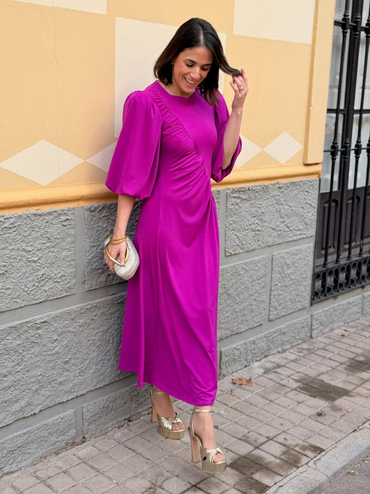 Vestido midi buganvilla con drapeado Ágata - vista de cerca