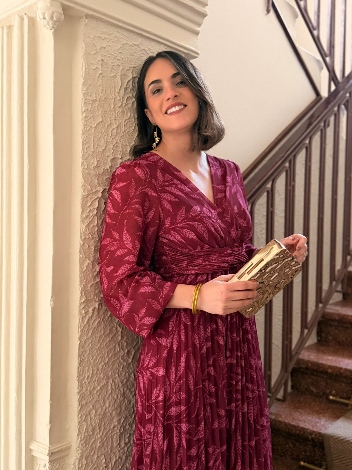Vestido plisado buganvilla Luciana - modelo en movimiento