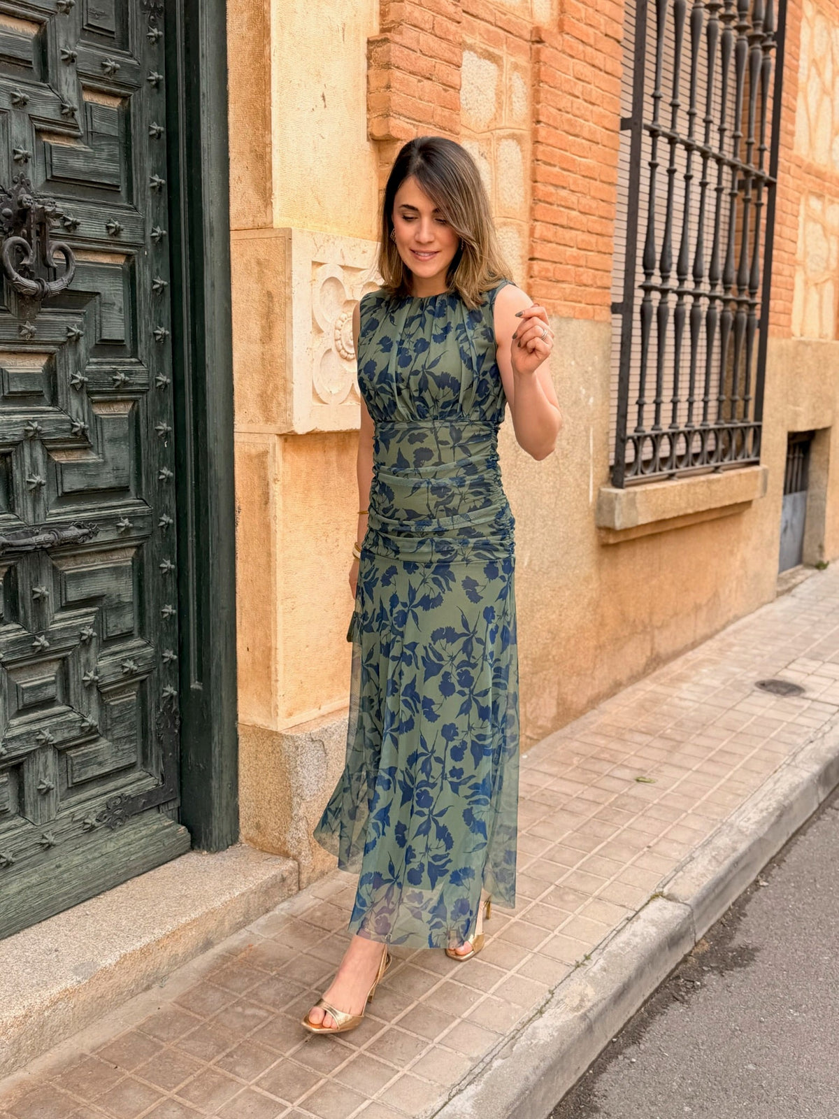 Vestido midi floral verde oliva Carmen - modelo completo