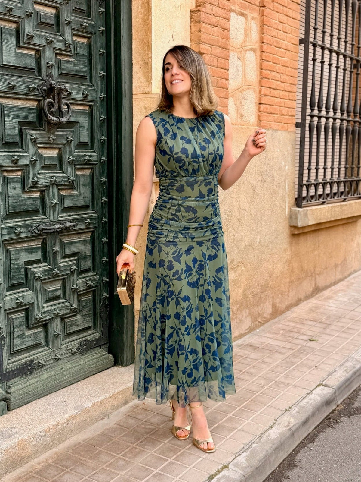 Vestido midi floral verde oliva Carmen - vista de cerca