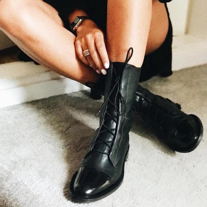Botas Planas de Piel con Cordones y Caña Media