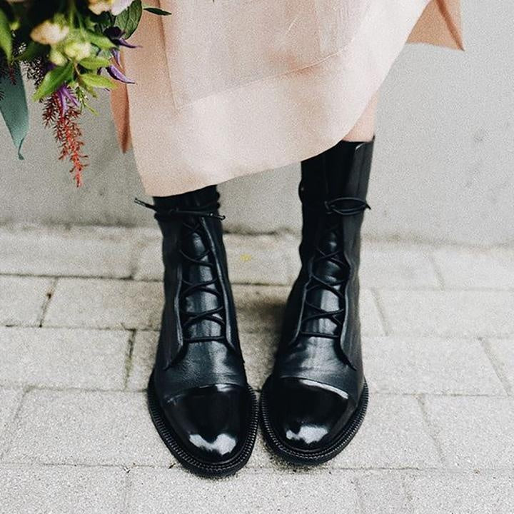 Botas Planas de Piel con Cordones y Caña Media