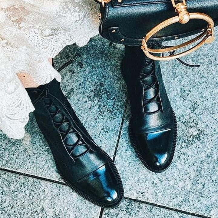 Botas Planas de Piel con Cordones y Caña Media