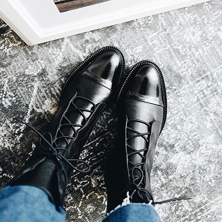 Botas Planas de Piel con Cordones y Caña Media